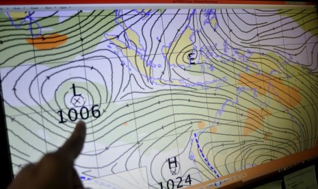 Petugas Badan Meteorologi, Klimatologi dan Geofisika (BMKG) menunjuk peta sebaran awan dan potensi hujan hasil penginderaan Satelit Palapa C2. (Ilustrasi)