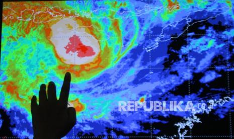 Petugas Badan Meteorologi Klimatologi Geofisika (BMKG) mengamati pergerakan siklon tropis Freddy yang bergerak ke arah barat daya menjauhi wilayah Indonesia./ilustrasi