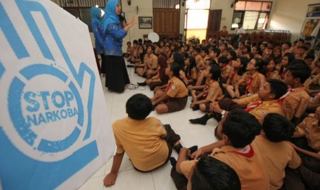 Petugas Badan Narkotika Nasional (BNN) Kota Surabaya melakukan sosialisasi tentang bahaya narkoba kepada pelajar sekolah dasar, di Surabaya, Jawa Timur, Jumat (27/1). 