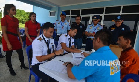 Petugas Badan Narkotika Nasional (BNN) Kota Tasikmalaya berkerjasama dengan TNI AU Lanud Wiariadinatan menggelar tes urine kepada pilot dan kru pesawat di Bandara Komersil Wiariadinatan, Cibeurem, Kota Tasikmalaya, Jawa Barat, Senin (11/6).