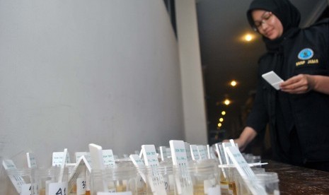  Petugas Badan Narkotika Nasional (BNN) melakukan pemeriksaan tes urine.    