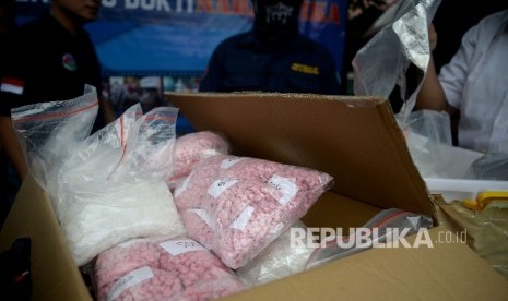 Petugas Badan Narkotika Nasional (BNN) menunjukan barang bukti narkoba sebelum dilakukan pemusnahan di Kantor BNN, Jakarta, Kamis(17/5). 