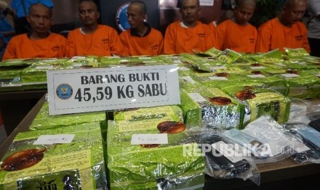 Petugas Badan Narkotika Nasional (BNN) menunjukan barang bukti narkotika jenis sabu (ilustrasi)