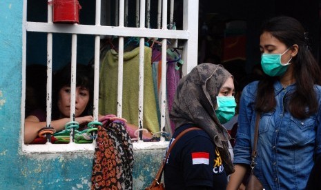 Petugas Badan Narkotika Nasional (BNN) Riau berjaga di depan Lapas wanita ketika menggelar razia gabungan di Lembaga Pemasyarakatan Kelas II-A Pekanbaru, di Pekanbaru, Riau, Senin (7/3). 