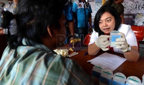  Petugas Badan Narkotika Nasional Provinsi (BNNP) DKI Jakarta memberi panduan kesehatan kepada seorang sopir bus luar kota di Terminal Lebak Bulus, Jakarta, Kamis (1/8).  (Republika/Agung Supriyanto)