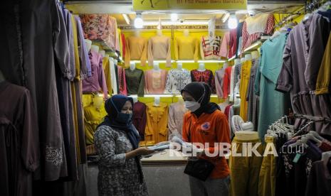 Petugas Badan Nasional Penanggulan Bencana (BNPB) membagikan masker kepada pedagang di Pasar Baru, Bandung, Jawa Barat, Sabtu (19/2/2022). BNPB bersama pemerintah Kota Bandung dan dinas terkait membagikan 200 ribu masker di berbagai titik di Kota Bandung dan Cimahi untuk mengantisipasi lonjakan kasus COVID-19. 