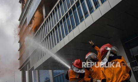 Aksi siaga bencana disiapkan menjelang akhir tahun baru 2019. Foto, petugas  melaksanakan simulasi penanganan bencana kebakaran (ilustrasi).