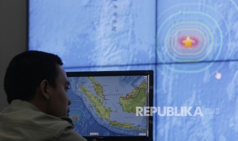 Petugas Badan Nasional Penanggulangan Bencana (BNPB)menujukkan titik gempa yang melanda kepulaan Mentawai, Sumatra Barat saat Konfrensi pers di Kantor BNPB, Jakarta, Kamis (3/3). 