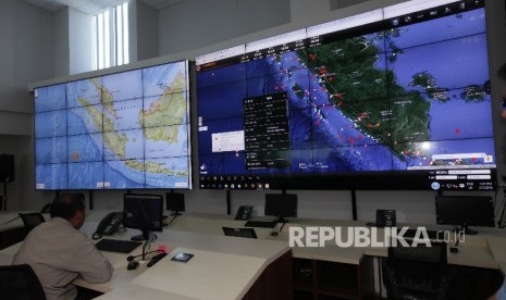 Petugas Badan Nasional Penanggulangan Bencana (BNPB) menunjukkan titik gempa yang melanda Kepulauan Mentawai, Sumatra Barat di Kantor BNPB, Jakarta, Kamis (3/3/2022). BMKG mencatat sudah ada 16 kali gempa yang merusak di segmen Mentawai.