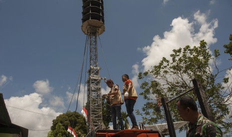 Petugas Badan Nasional Penanggulangan Bencana memasang sirine untuk perigatan dini bencana Gunung Agung di Komando Distrik Militer 1623 Abang, Karangasem, Bali, Jumat (29/9). 