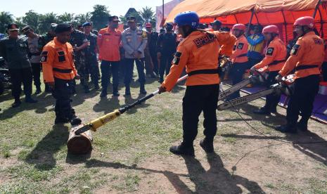 Petugas Badan Penanggulangan Bencana Daerah (BPBD) memperlihatkan penggunaan gergaji mesin seusai Apel Kesiapsiagaan Penanggulangan Bencana Hidrometeorologi di Alun-alun Caruban, Kabupaten Madiun, Jawa Timur, Senin (31/10/2022). Kegiatan yang diikuti sekitar ratusan peserta dari TNI, Polri, Badan Penanggulangan Bencana Daerah (BPBD), Taruna Siaga Bencana (Tagana), Palang Merah Indonesia (PMI) dan relawan tersebut dimaksudkan untuk kesiapsiagaan menghadapi bencana alama.