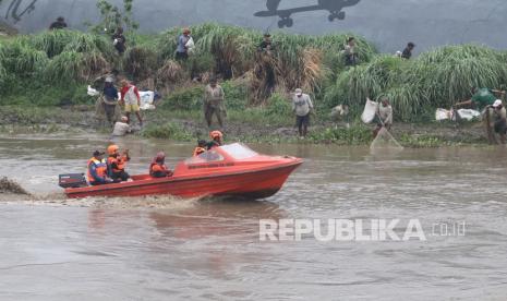 Petugas Badan Penanggulangan Bencana Daerah (BPBD) menaiki perahu untuk mengawasi warga mencari ikan saat musim pladu atau ikan mabuk di aliran Sungai Brantas, Kota Kediri, Jawa Timur, Selasa (22/3/2022). Musim pladu yang terjadi rutin setiap tahun tersebut karena dibukanya Waduk Wlingi dan Lodoyo Blitar yang menyebabkan ikan-ikan terbawa arus air. Debit Air Meningkat, Warga Diminta Kurangi Aktivitas di Tepi Sungai Brantas