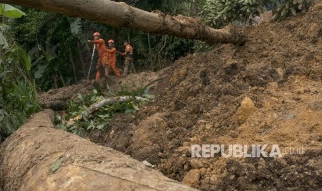 Petugas Badan Penanggulangan Bencana Daerah Jawa Barat melakukan pencarian korban tertimbun longsor di Desa Buninagara, Sindangkerta, Kabupaten Bandung Barat, Jawa Barat, Senin (5/3).