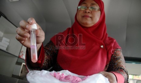     Petugas Badan Pengawas Obat dan Makanan (BPOM) melakukan uji sampel makanan di Jakarta, Rabu (24/7).  (Republika/ Yasin Habibi)