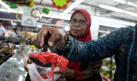  Petugas Badan Pengawas Obat dan Makanan (BPOM) melakukan inspeksi mendadak ke sejumlah supermarket di Jakarta, Rabu (24/7).  (Republika/ Yasin Habibi)