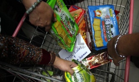  Petugas Badan Pengawas Obat dan Makanan (BPOM) melakukan inspeksi mendadak ke sejumlah supermarket di Jakarta, Rabu (24/7).  (Republika/ Yasin Habibi)