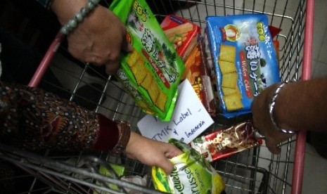 Petugas Badan Pengawas Obat dan Makanan (BPOM) melakukan inspeksi mendadak ke sejumlah supermarket.