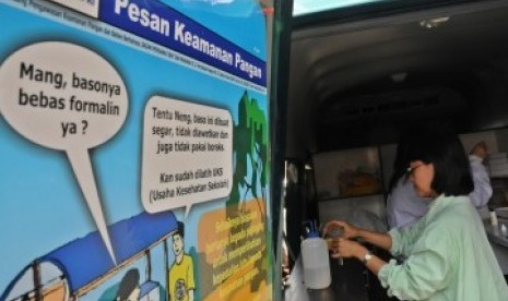 Petugas Badan Pengawas Obat dan Makanan (BPOM) memeriksa makanan (jajanan) yang dijual di lingkungan sekolah, Kampung Bali, Jakarta Pusat, Rabu (14/3). (Republika/Aditya)