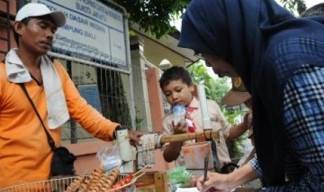 Petugas Badan Pengawas Obat dan Makanan (BPOM) memeriksa makanan (ilustrasi)