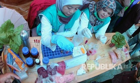 Petugas Badan Pengawas Obat dan Makanan (BPOM) memeriksa panganan yang biasa di jual di pasar