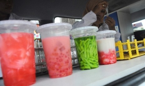 Petugas Badan Pengawas Obat dan Makanan (BPOM) menguji sejumlah sampel makanan dan minuman. Pengecekan kerap dilakukan untuk mengetahui adakah bahan berbahaya yang tercampur dalam makanan atau minuman.