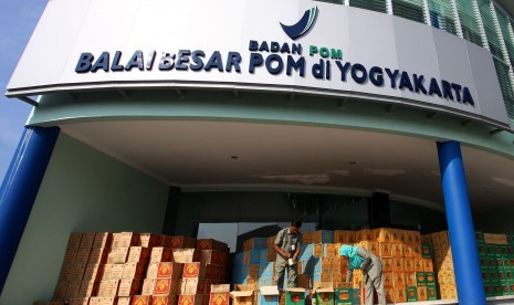 Petugas Badan Pengawasan Obat dan Makanan (BPOM) menunjukan jamu ilegal hasil sitaan di kantor BPOM DI Yogyakarta, Rabu (30/3). (ilustrasi)