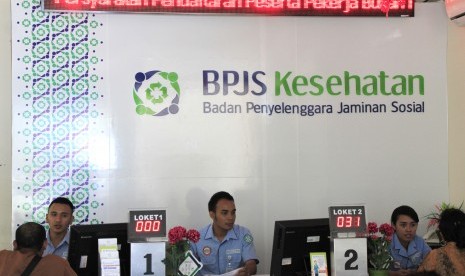 Petugas Badan Penyelenggara Jaminan Sosial (BPJS) Kesehatan memberikan pelayanan kepada peserta BPJS di Kupang, NTT, Kamis (14/1). 