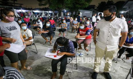 Petugas Badan Perlindungan Pekerja Migran Indonesia (BP2MI) mendata sejumlah Pekerja Migran Indonesia (PMI) saat sidak di rumah penampungan di Neglasari, Kota Tangerang, Banten, Kamis (19/11/2020). Sidak tersebut guna memastikan protokol kesehatan COVID-19 di tempat tersebut pasca ditemukannya 27 PMI yang terpapar COVID-19 di Taiwan.