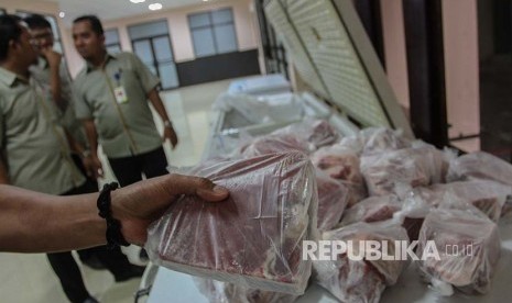 Petugas Badan Urusan Logistik (Bulog)  menyusun daging kerbau beku impor dari India ke dalam alat pendingin. Lonjakan kasus Covid-19 India membuat Indonesia mengurangi jumlah impor daging kerbau yang masuk ke Tanah Air.