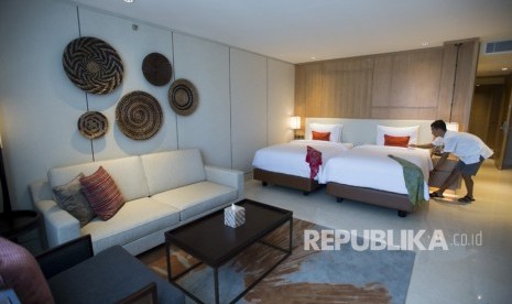 Petugas bagian layanan kamar membersihkan kamar di Hotel Aryaduta Bali di Jalan Kartika Plaza, Kuta Selatan, Bali, Jumat (6/4).