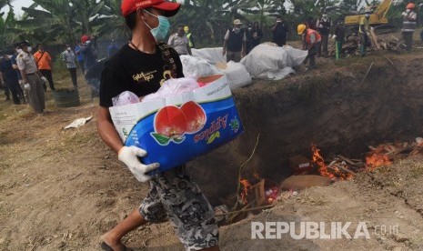 Petugas Balai Besar Karantina Pertanian Surabaya memusnahkan paket komoditas pertanian terinfeksi bakteri dan tanpa dokumen karantina di Gresik, Jawa Timur, Rabu (1/8). (ilustrasi)