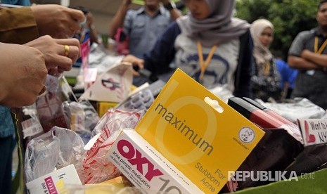 Petugas Balai Besar Pengawasan Obat dan Makanan (BBPOM) Bandar Lampung menyusun obat dan kosmetik berbahaya yang akan di musnahkan di kantor BBPOM Bandar Lampung, Lampung, Senin (20/11). Ribuan Jenis obat, kosmotik berbahaya dan makanan ilegal dengan total nilai Rp686  juta hasil operasi selama tahun 2017.