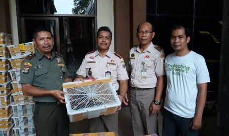 Petugas Balai Karantina Pertanian Provinsi Lampung bersama  UPT Taman Hutan Rakyat (Tahura), dan FLIGHT melepasliarkan ribuan burung di hutan Tahura, Rabu (12/12). 