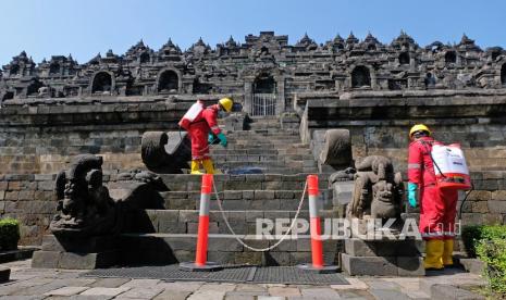 Petugas Balai Konservasi Borobudur (BKB) menyemprotkan cairan minyak atsiri serai wangi pada permukaan batu candi yang berlumut di kompleks Taman Wisata Candi (TWC) Borobudur, Magelang, Jateng, Kamis (8/4/2021). BKB berhasil mengembangkan bahan alami minyak atsiri serai wangi untuk penangkal tumbuhnya lumut dan organisme lain yang merusak batuan candi sebagai upaya konservasi Candi Borobudur. 