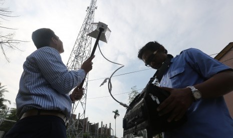 Petugas Balai Monitoring (Balmon) Aceh mengawasi frekuensi komunikasi Base Transceiver Station (BTS) di Banda Aceh, Aceh, Kamis (17/3).