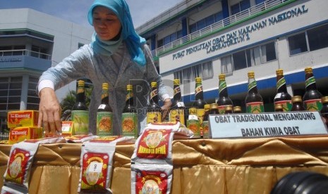 Petugas Balai Pengawas Obat dan Makanan (BPOM) menunjukkan sejumlah barang bukti obat dan makanan ilegal.