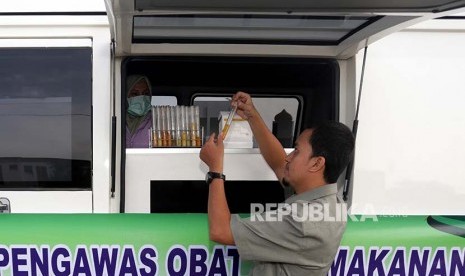 Petugas Balai Pengawasan Obat dan Makanan (BPOM)