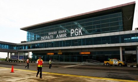 Petugas bandara berdiri di depan terminal kedatangan bandara baru di Bandara Depati Amir, Pangkal Pinang, Kepulauan Bangka Belitung, Rabu (11/1). 