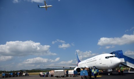 Petugas bandara menurunkan bagasi penumpang di Bandara HAS Hanandjoeddin, Belitung, Kepulauan Bangka Belitung.