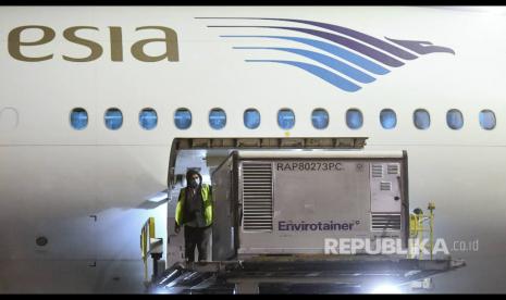 Petugas menurunkan kontainer Vakin Sinovac dari pesawat di Terminal Cargo, Bandara Soekarno Hatta, Ahad (6/12) malam. PT Garuda Indonesia (Persero) Tbk mencatat penurunan kerugian pada kuartal tiga 2020 dibandingkan kuartal kedua. Namun, perseroan mempertahankan konsistensi bisnis kargo.