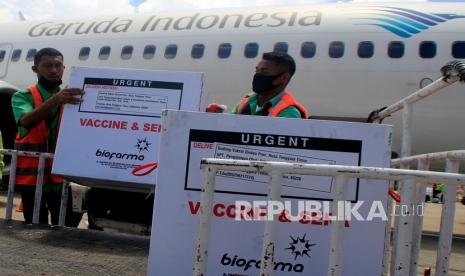 Petugas bandara menurunkan satu koli vaksin COVID-19 setibanya di Bandara El Tari, Kota Kupang, NTT Jumat (22/01/2021). Sebanyak 55.520 dosis vaksin yang baru tiba tersebut akan dikirimkan ke 22 kabupaten kota di NTT untuk dilakukan vaksinasi bagi tenaga kesehatan.