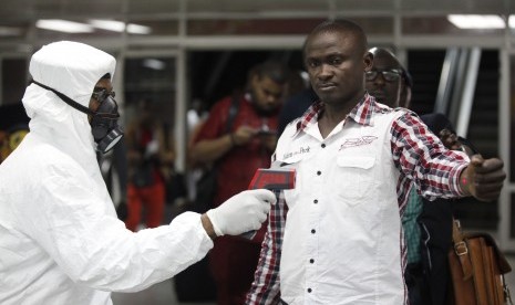 Petugas Bandara Murtala Muhammed International Airport di Lagos, Nigeria memeriksa penumpang yang baru tiba sebagai tindakan antisipasi atas wabah ebola yang semakin memburuk, Rabu (6/8)