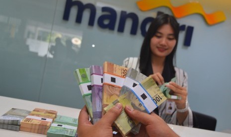 Petugas Bank Mandiri Kantor Cabang Pembantu (KCP) Tasikmalaya menyiapkan uang pecahan untuk layanan penukaran uang baru di Jalan Sutisna Senjaya, Kota Tasikmalaya, Jawa Barat,Jumat (17/5/2019).