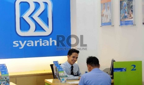 Petugas bank melayani nasabah di kantor BRI Syariah, Jakarta, Rabu (12/8). 