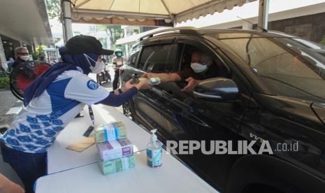 Petugas bank melayani warga menukarkan uang baru secara Lantatur (layanan tanpa turun) di halaman Kantor Perwakilan Bank Indonesia (BI) Provinsi Jawa Timur di Surabaya, Jawa Timur, Sabtu (9/4/2022). Kantor Perwakilan Bank Indonesia (BI) Provinsi Jawa Timur membuka gerai layanan penukaran uang baru secara Lantatur pada setiap hari Sabtu dan Minggu di bulan Ramadhan untuk memenuhi kebutuhan uang baru di masyarakat.