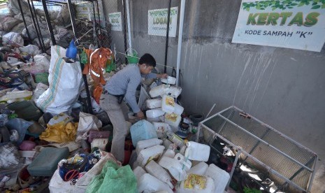 Petugas Bank Sampah Pusat Kota Makassar menata barang bekas layak daur ulang , Sulawesi Selatan, Jumat (4/3). 