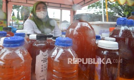 Petugas menata botol berisi ekoenzim yang ditabung oleh masyarakat. 