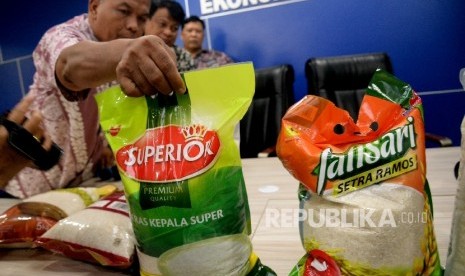 Petugas bareskrim polri mearapikan barang bukti seusai memberikan keterangan pers tentang kasus PT Indo Beras Unggul (IBU) yang terindikasi melakukan kecurangan kualitas produk beras di Bareskrim, Mabes Polri, Jakarta, Kamis (25/8). 