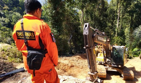 Jalur Evakuasi Tambang Bolaang Mongondouw: Petugas Basarnas berada di dekat ekskavator yang digunakan untuk menggali jalur evakuasi pada proses pencarian korban di pertambangan emas tanpa izin (PETI) desa Bakan, Kabupaten Bolaang Mongondow, Sulawesi Utara, Senin (4/3/2019).