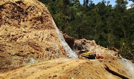 Jalur Evakuasi Tambang Bolaang Mongondouw: Petugas Basarnas berada di dekat ekskavator yang digunakan untuk menggali jalur evakuasi pada proses pencarian korban di pertambangan emas tanpa izin (PETI) desa Bakan, Kabupaten Bolaang Mongondow, Sulawesi Utara, Senin (4/3/2019).